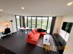 Fancy in Phillip - 2bd 2bth Apt!的电视和/或娱乐中心