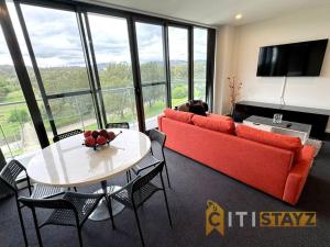 Fancy in Phillip - 2bd 2bth Apt!的电视和/或娱乐中心