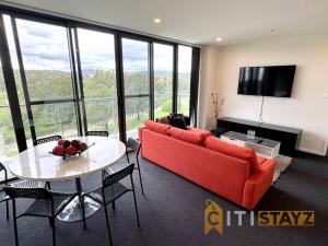 Fancy in Phillip - 2bd 2bth Apt!的电视和/或娱乐中心