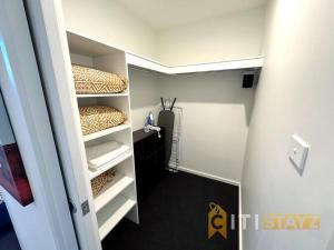 Fancy in Phillip - 2bd 2bth Apt!客房内的一张或多张床位