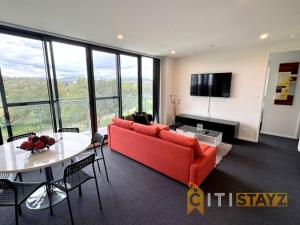 Fancy in Phillip - 2bd 2bth Apt!的电视和/或娱乐中心