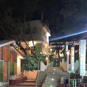 a building with stairs and lights at night at Casa de Campo - Fundo Raquel in Ica