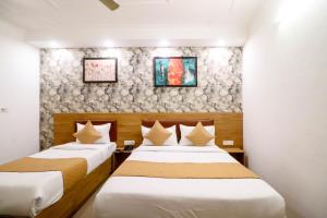 Gulta vai gultas numurā naktsmītnē Hotel Stay Villa Near Delhi Airport