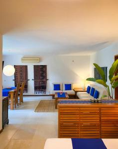 ein Wohnzimmer mit einem Sofa und einem Tisch in der Unterkunft The Ikat Villa in Ubud
