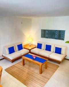 ein Wohnzimmer mit 2 Sofas und einem Couchtisch in der Unterkunft The Ikat Villa in Ubud