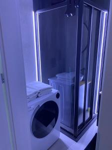 eine Waschmaschine im Bad mit Spiegel in der Unterkunft Apartament Żeromskiego2 in Biała Podlaska