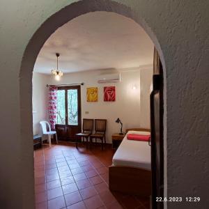 um quarto com uma cama, uma mesa e cadeiras em Villa Berio Quattro - Miguel em Villa Viani