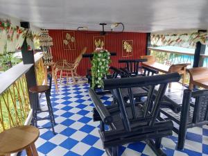 uma sala de jantar com mesa e cadeiras em EDMUND's INN & SUITES em Siquijor