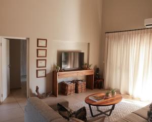 - un salon avec un canapé et une télévision dans l'établissement Villa Fika Futi, à Hoedspruit