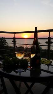 ジブヌベクにあるAldi Apartments Porta Mareのグラス2杯とワイン1本付きテーブル