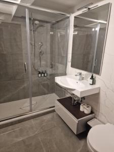 La salle de bains est pourvue d'une douche, d'un lavabo et de toilettes. dans l'établissement Best Apartment in Rome Campo de Fiori, à Rome