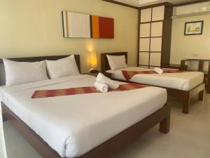 Postel nebo postele na pokoji v ubytování Khon Kaen Orchid Hotel