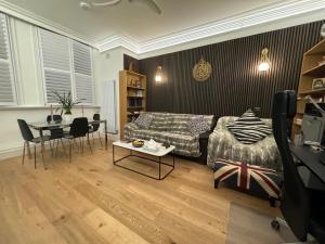 - un salon avec un canapé et une table dans l'établissement The GG Spot Gledhow Gardens South Kensington Central London by Wild Boutique, à Londres