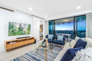 - un salon avec un canapé et une télévision dans l'établissement ULTIMATE OCEANFRONT - Soul Apartments - Self Contained, Privately Managed, à Gold Coast