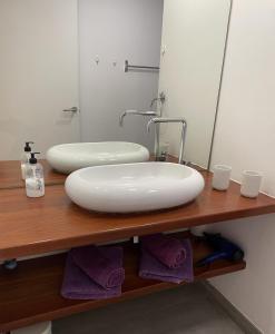 een badkamer met een wastafel en een spiegel bij PURA VIDA in Arguineguín