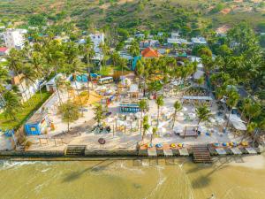 una vista aérea de un parque de atracciones en la playa en Mango Beach Hotel & Camping en Ấp Khánh Phước (1)