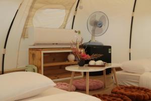 ein Wohnzimmer mit einem Tisch in einem winzigen Haus in der Unterkunft Mango Beach Hotel & Camping in Ấp Khánh Phước (1)