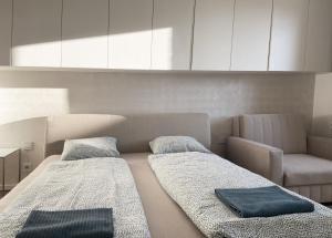 2 camas con almohadas en una habitación en Luxury Lifestyle apartment in Bratislava en Strohhüte