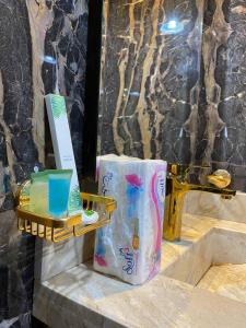 a bathroom with a counter with a sink and a tissue box at القصر الريفي in Al Khafji