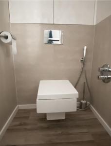 uma casa de banho com um WC branco num quarto em Luxury Lifestyle apartment in Bratislava em Koliba