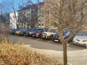 uma fila de carros estacionados num parque de estacionamento em Luxury Lifestyle apartment in Bratislava em Koliba