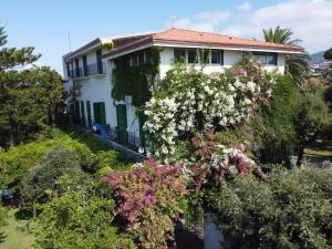 una casa blanca con flores delante en B&B Casina de Goyzueta, en Torre del Greco