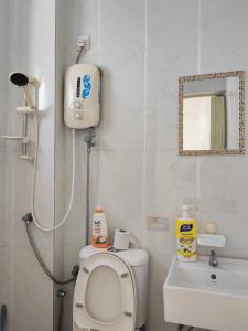 y baño con ducha, aseo y lavamanos. en Simfoni Comfy 3BR Suite@Kuah Langkawi, en Kuah