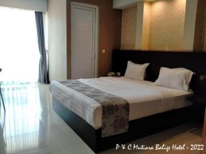 Tempat tidur dalam kamar di Mutiara Balige Hotel