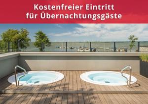 zwei Whirlpools auf dem Deck eines Gebäudes in der Unterkunft Marissa Resort in Lembruch