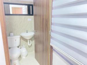 uma casa de banho com um WC e um lavatório em Hotel Brisas em Guamal