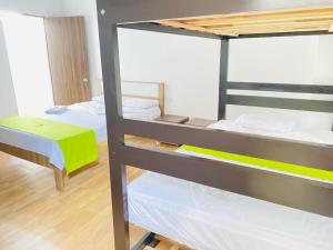 Pokój z 2 łóżkami piętrowymi w budynku w obiekcie Hotel Brisas w mieście Guamal