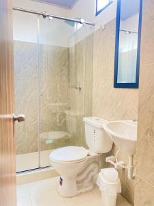 W łazience znajduje się toaleta, umywalka i prysznic. w obiekcie Hotel Brisas w mieście Guamal