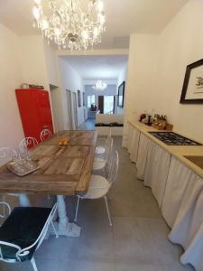 una sala da pranzo con tavolo e sedie in legno di Villino Sole di Toscana con terrazza panoramica e giardino a Monterotondo