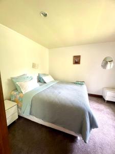 a bedroom with a large bed in a room at Horse Shoe Manor in Paihia