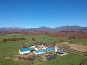 una vista aérea de una granja con un granero en 農家民泊せたな牛ハウス, en Setana