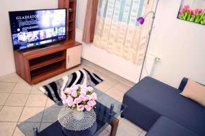TV a/nebo společenská místnost v ubytování Lorabel Apartmanház Hévíz