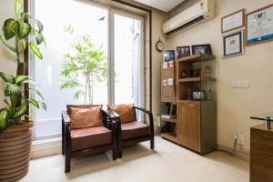 グルガオンにあるPerch Service Apartment- Sector 40のリビングルーム(椅子、大きな窓付) +19枚の写真