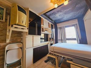 1 dormitorio pequeño con 1 cama en una habitación en Cosy and functional Studio in London en Colindale