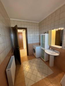 Bathroom sa Lux apartment for 1 to 7 people, also for parties up to 25 people, only 7' minutes from city and 8' minutes from airport