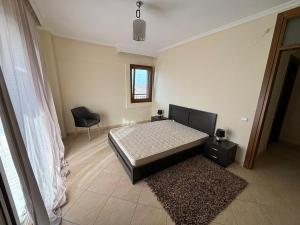 Un pat sau paturi într-o cameră la Lux apartment for 1 to 7 people, also for parties up to 25 people, only 7' minutes from city and 8' minutes from airport
