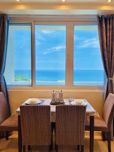 - une table à manger avec vue sur l'océan dans l'établissement Sophisticated Oceanview Studio in La Mirada, à Mactan