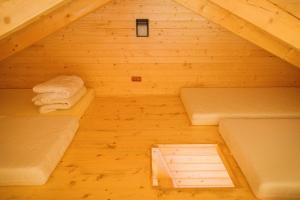 um quarto com 2 camas num chalé de madeira em Country Garden - Országkert em Păuleni-Ciuc