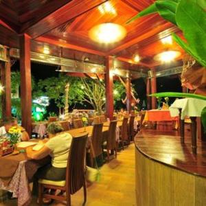 En restaurang eller annat matställe på Haad Yao Bayview Hotel