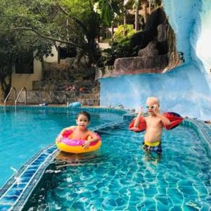 twee kinderen in een zwembad in een resort bij Haad Yao Bayview Hotel in Ko Pha Ngan