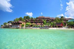 a resort on the shore of a beach at Haad Yao Bayview Hotel in Koh Phangan