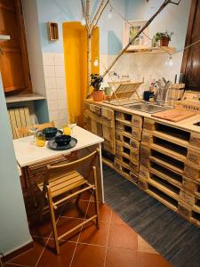 A cozinha ou cozinha compacta de WOW HOUSE in Torino