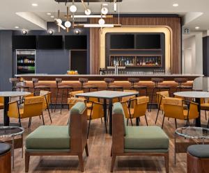 Lounge nebo bar v ubytování Courtyard by Marriott Bettendorf