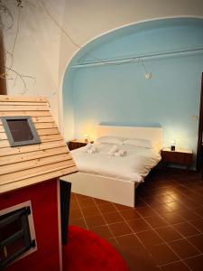 um quarto com uma cama branca e uma grande janela em WOW HOUSE in Torino em Turim