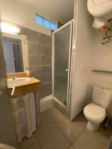 La salle de bains est pourvue d'une douche, de toilettes et d'un lavabo. dans l'établissement 4VSE-VER4 - Très bel appartement idéalement situé avec parking privé, à Collioure