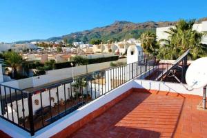 balcón con vistas a la ciudad en Preciosa casa adosada con piscina privada, en Mojácar